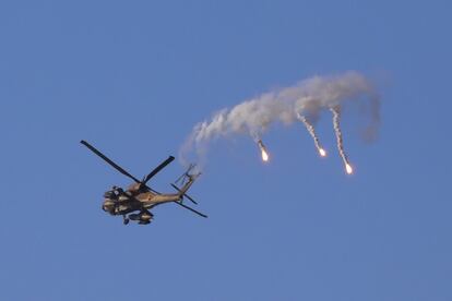 El jefe del Ejército, el general Avi Kochavi, ha ordenado el despliegue de varias brigadas en la frontera. En la imagen, un helicóptero de ataque israelí lanza munición mientras sobrevuela la frontera israelí de Gaza, en el sur de Israel.