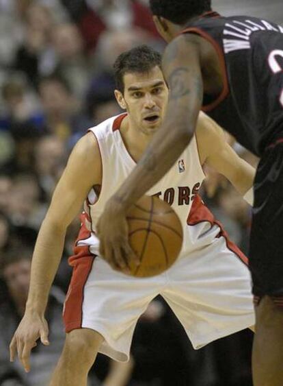 El jugador de los Raptors de Toronto, José Calderón, defiende contra Louis Williams de los Sixers de Philadelphia.