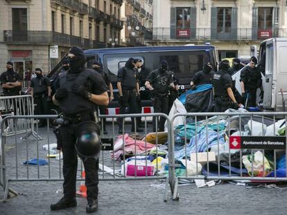 Desallotjament de l'acampada independentista a la plaça de Sant Jaume.