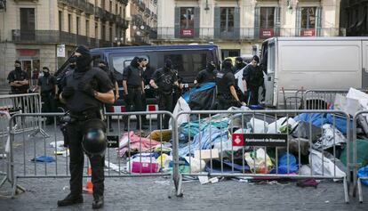 Desalojo de la acampada independentista en la plaza de Sant Jaume.