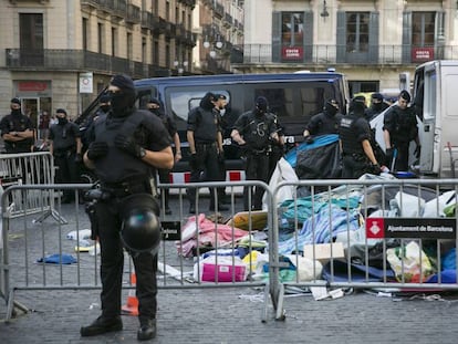 Desalojo de la acampada independentista en la plaza de Sant Jaume.