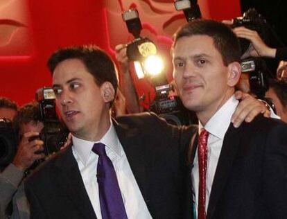 Ed Miliband (Izq.) abraza a su hermano David, tras anunciarse que ha sido el vencedor de las primarias del partido laborista