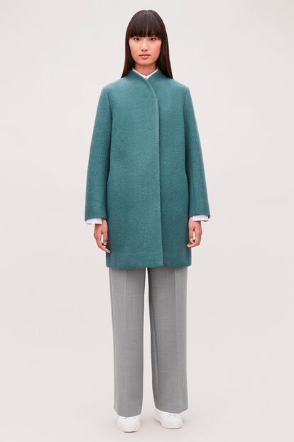 Las líneas de este modelo minimalista de COS (175€) le convierten en candidato a convertirse en abrigo recurrente del invierno.