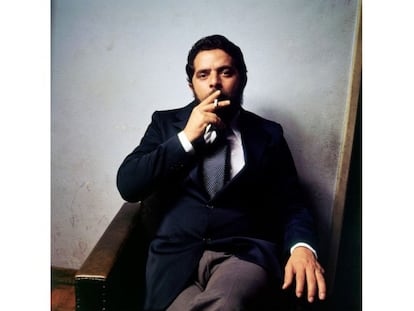 Arrematada por 15.500 reais, a fotografia pertence à série que Bob Wolfenson fez para ser capa da extinta revista 'Senhor Vogue' em 1979. A foto não foi publicada por que Lula fumava. Realizada em sua casa em São Bernardo.