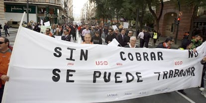 Protesta de trabajadores de Latbus para exigir sus salarios en 2011.