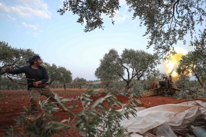 Un combatiente rebelde sirio dispara un cañón durante los enfrentamientos con las fuerzas gubernamentales en el último bastión rebelde importante de Idlib, en el noroeste de Siria.