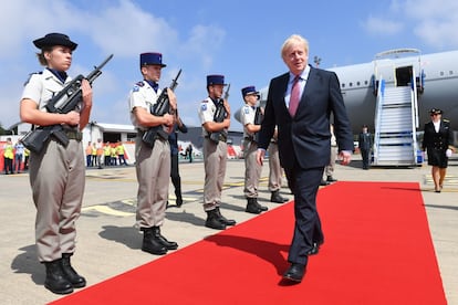 El primer ministro británico, Boris Johnson, minutos después de aterrizar en el aeropuerto de Biarritz, este sábado.