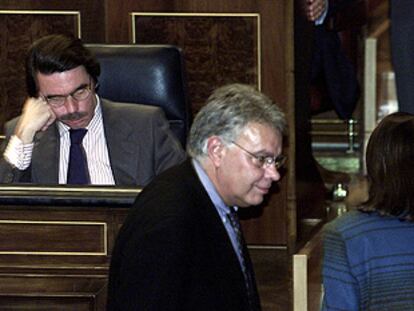 Felipe González pasa ante el escaño de José María Aznar durante la votación de dos proposiciones no de ley sobre la guerra de Irak en marzo pasado.