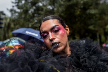 Una manifestante Drag Queen posa en la carrera séptima de Bogotá antes de la conmemoración  de los 40 años de la marcha LGBTIQ+.