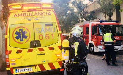 Efectivos del emergencias trabajan en el incendio en una vivienda en Llucmajor (Mallorca).