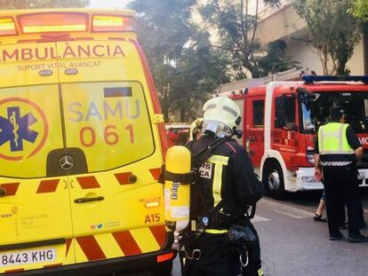 Efectivos del emergencias trabajan en el incendio en una vivienda en Llucmajor (Mallorca).