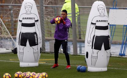 El madridista Keylor Navas se prepara durante el entrenamiento previo al partido contrra el Sporting.