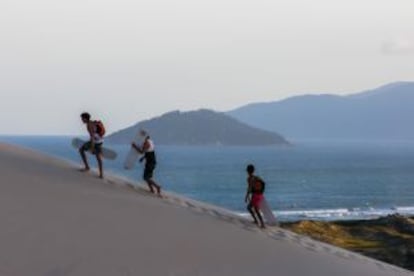Practicantes de 'sandboard' en la playa de Joaquina, en Santa Catarina (Brasil).
