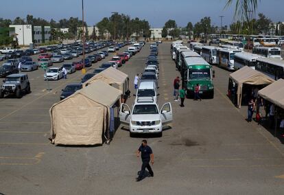 Coches y autobuses con trabajadores de la industria maquiladora de Tijuana hacen fila para recibir la vacuna de Johnson & Johnson. Avanza así el plan para inmunizar a los 39 municipios colindantes con Estados Unidos, una frontera de marcado perfil económico entre ambos países.