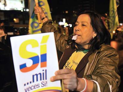 Manifestante en apoyo a la Constitución de Ecuador