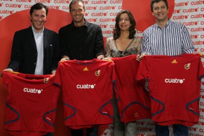 De izquierda a derecha, Paco González, Manu Carreño, Àngels Barceló y Manolo Lama, con la camiseta de la selección.