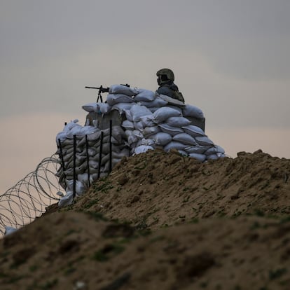 GAZA (---), 09/02/2025.- A member of the Egyptian-Qatari security watches from an observation point as Palestinians (not pictured) travel from the southern Gaza Strip towards the north following the withdrawal of Israeli troops from the Netzarim Corridor, central Gaza Strip, 09 February 2025. The Israeli military on 09 February withdrew from the key corridor of Netzarim dividing the Gaza Strip, amid the ongoing ceasefire agreement between Israel and Hamas. EFE/EPA/MOHAMMED SABER
