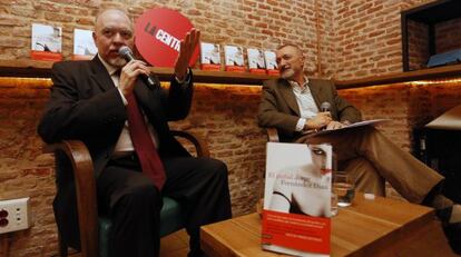 Jorge Fernández Díaz (izquierda) y Arturo Pérez-Reverte, en la presentación del libro.