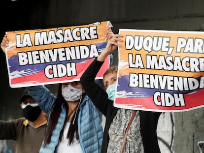 Manifestantes con pancartas y banderas de Colombia durante la visita de la CIDH, en junio pasado.