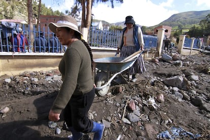 Bolivia estuvo en alerta roja por las fuertes lluvias provocadas por el ciclón 'El Niño' a principios de año. En la imagen, varias mujeres trabajan recogiendo agua y barro en una zona afectada por las inundaciones, el 18 de febrero de 2018, en La Paz.
