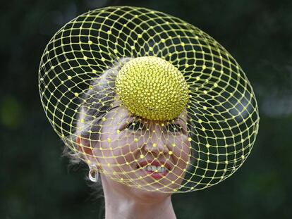 Una mujer con un sombrero amarillo en las carreras de Ascot, el 16 de junio de 2021.