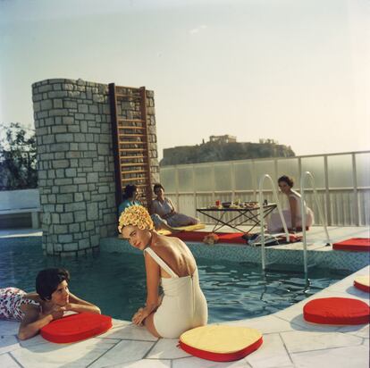 Varias mujeres en la piscina Canellopoulos de Atenas, Grecia, en julio de 1961, retratadas por Slim Aarons.