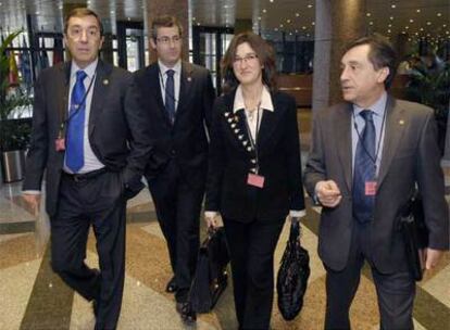 De izquierda a derecha, los diputados generales de Vizcaya y Guipúzcoa, José Luis Bilbao y Markel Olano, respectivamente; la <i>vicelehendakari,</i> Idoia Zenarruzabeitia, y el máximo mandatario alavés, Xabier Agirre, en la vista del pasado 28 de febrero en el Tribunal de Luxemburgo.