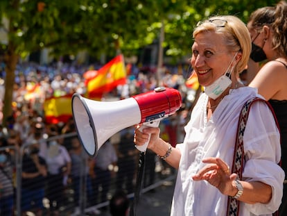 Rosa Díez antes de leer el manifiesto de la concentración de Colón contra los indultos a los independentistas catalanes.
