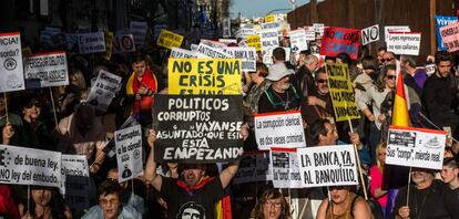 A la izquierda, protestas contra la corrupción en Madrid en marzo de 2017.