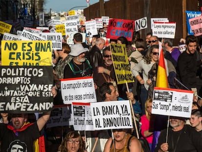 A la izquierda, protestas contra la corrupci&oacute;n en Madrid en marzo de 2017.