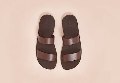 Estas sandalias, llamadas Alex, ofrecen una visión depurada del diseño clásico, con solo dos tiras de piel en color ébano.