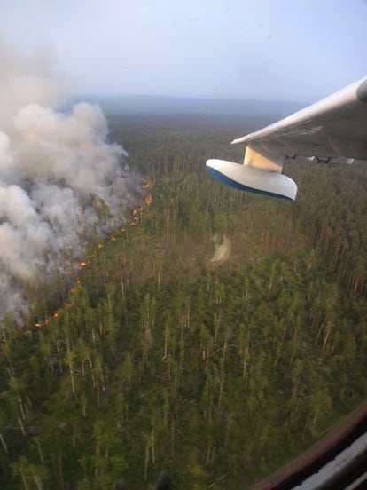 Imagen tomada por la Agencia Forestal rusa desde un avión cisterna que combate el fuego con toneladas de agua lanzados sobre la región de Krasnoyarsk. El presidente ruso, Vladímir Putin, ha dado órdenes al Ejército de participar en la lucha contra los catastróficos incendios.