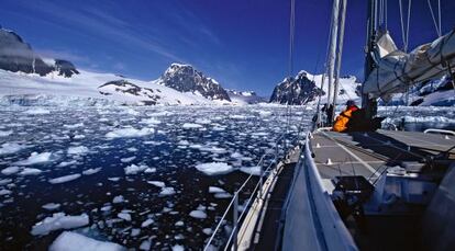 La embarcación con quilla de acero que llevó al equipo de 'Al filo de lo imposible' hasta la Antártida atravesando aguas granizadas.