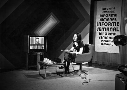 Rosa María Mateo presenta 'Informe Semanal' en 1977