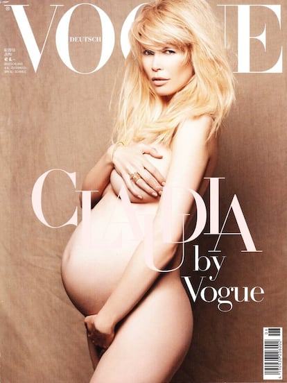 Tras la portada de Cindy Crawford, otra de las 'tops' de los noventa se animó a imitar la pose que popularizó Demi Moore. Claudia Shiffer apareció desnuda en la portada de la 'Vogue' alemana en junio de 2010.
