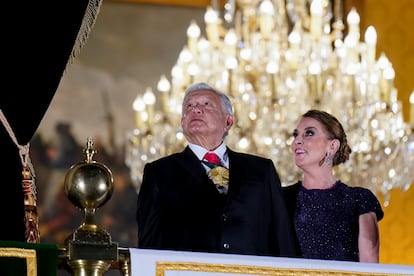 Andrés Manuel López Obrador y su esposa Beatriz Gutiérrez observan el espectáculo de fuegos artificiales.  