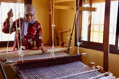 Una mujer de la cooperativa textil de Tanafet, cerca de Chauen, tejía un 'mendil', la sobrefalda y velo que las amazigh portan, a principios de abril.