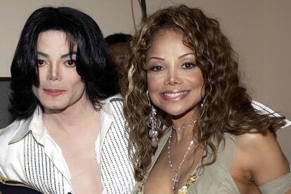 LaToya Jackson – La hermana de Michael Jackson confesó en 2013 que podía sentir la presencia del Rey de Pop en la casa en la que el cantante pasó su infancia, en la localidad californiana de Encino. “En su antigua habitación se podía escuchar el ruido de unos zapatos de claqué. Michael solía ensayar ahí cada domingo durante dos horas. Y el perro ladra a su habitación, hacia la ventana, cada noche a la misma hora”, comentó en Good Day New York.