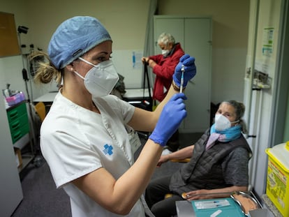 A nurse administering a dose of the Covid-19 vaccine in Barcelona.