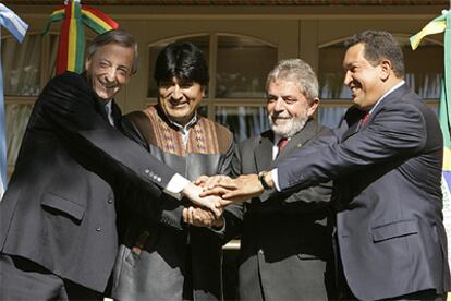 Los presidentes Kirchner (Argentina), Morales (Bolivia), Lula (Brasil) y Chavez (Venezuela) en Puerto Iguazú.
