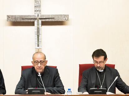 El cardenal arzobispo emérito de Madrid, Carlos Osoro; el presidente de la Conferencia Episcopal Española, Juan José Omella, y el nuevo arzobispo de Madrid, José Cobo, durante la Asamblea Plenaria Extraordinaria de la Conferencia Episcopal Española, este lunes.