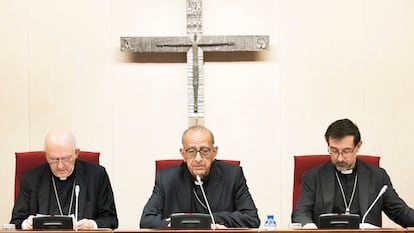 El cardenal arzobispo emérito de Madrid, Carlos Osoro; el presidente de la Conferencia Episcopal Española, Juan José Omella, y el nuevo arzobispo de Madrid, José Cobo, durante la Asamblea Plenaria Extraordinaria de la Conferencia Episcopal Española, este lunes.