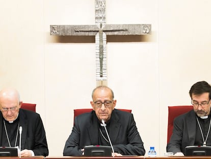 El cardenal arzobispo emérito de Madrid, Carlos Osoro; el presidente de la Conferencia Episcopal Española, Juan José Omella, y el nuevo arzobispo de Madrid, José Cobo, durante la Asamblea Plenaria Extraordinaria de la Conferencia Episcopal Española, este lunes.