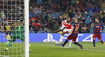 El jugador del Arsenal en un intento de marcar gol.