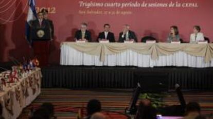 El presidente de El Salvador, Mauricio Funes (i), habla durante la inauguración de la reunión bienal de sesiones de la Comisión Económica para América Latina y el Caribe (CEPAL), en San Salvador (El Salvador).