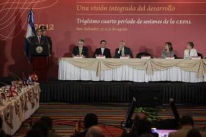 El presidente de El Salvador, Mauricio Funes (i), habla durante la inauguración de la reunión bienal de sesiones de la Comisión Económica para América Latina y el Caribe (CEPAL), en San Salvador (El Salvador).