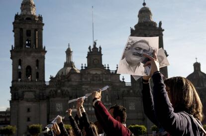 A group of journalists demonstrate against the assassination of Francisco Pacheco.