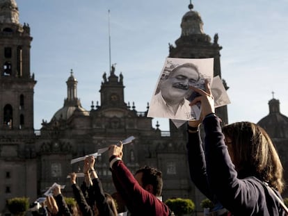 A group of journalists demonstrate against the assassination of Francisco Pacheco.