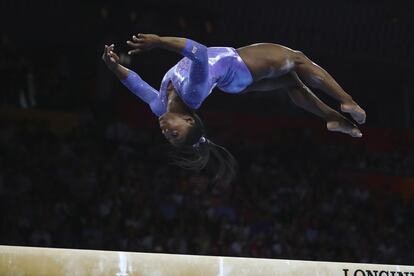 Después, la FIG da un valor de dificultad a las acrobacias. A Biles le pareció ridículo ese valor y lo hizo saber con ironía a través de sus redes sociales. La FIG se vio obligada a justificarse y apeló a la seguridad de los deportistas para minusvalorar el movimiento, pero el enfrentamiento con la gimnasta que ha puesto este deporte minoritario en todos los medios de comunicación ya se había producido.