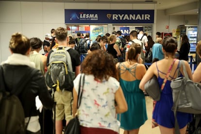 Primera jornada de huelga de tripulantes de cabina de Ryanair, en la imagen colas en la oficina de Ryanair en la T1 del aeropuerto de Barajas.